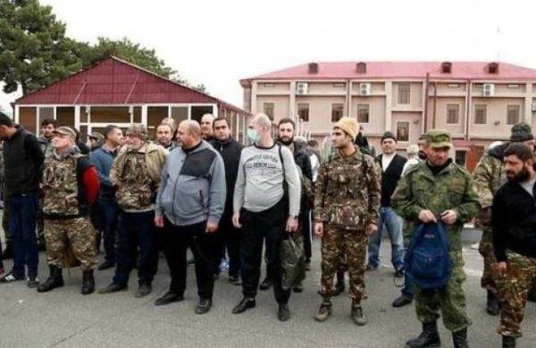 Canlı qüvvəsi tükənən Ermənistan qocalardan ibarət növbəti qrupu cəbhəyə göndərir - FOTO