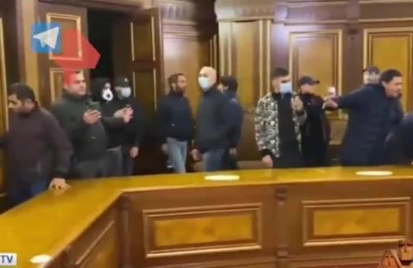 SON DƏQİQƏ! Etirazçılar Paşinyanın kabinetini dağıtdı