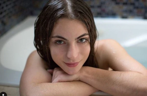Tinder modeli gözəlliyinə görə blokladı