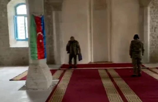 Azərbaycan əsgərləri Şuşa məscidində namaz qılır - VİDEO