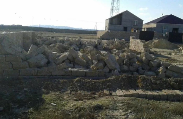 İcra Hakimiyyəti ön cəbhədə döyüşən əsgərin tikilməkdə olan evini sökdürüb - İDDİA+ FOTOLAR
