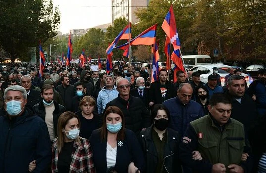 İrəvanda insanlar məhkəmə binasının qarşısına toplaşdılar