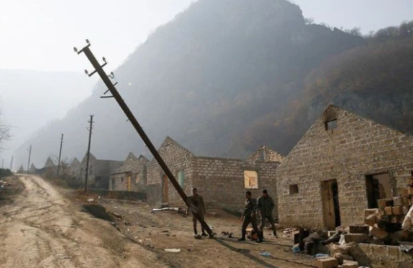 Ermənilər Kəlbəcərdə elektrik dirəklərini dağıdırlar