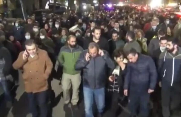 İrəvan QARIŞDI: Azadlıq meydanı etirazçılarla doldu