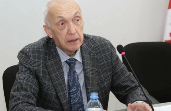 Gürcüstanın baş infeksionistinin halı PİSLƏŞDİ