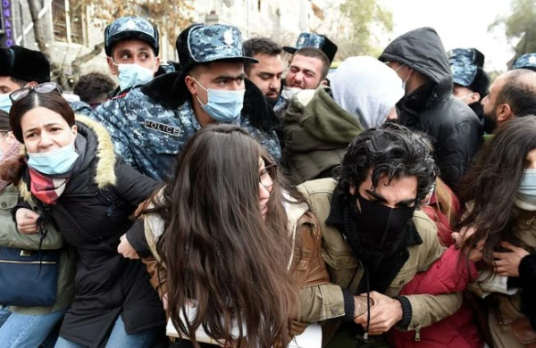 Ermənistanda etiraz aksiyaları davam edir, onlarla insan saxlanılıb