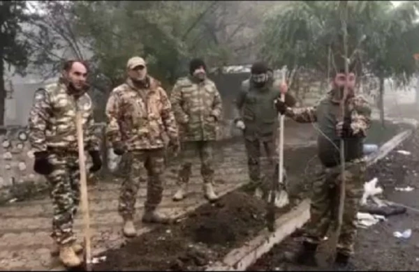 Azərbaycan hərbçiləri Şuşada Xan çinarları əkdi - VİDEO