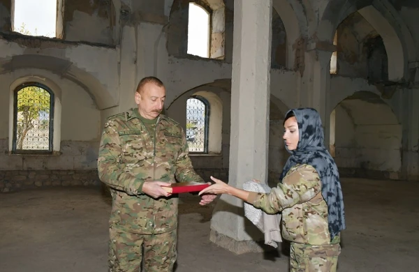İlham Əliyev Məkkədən gətirdiyi “Qurani-Kərim”i Ağdam məscidinə bağışlayıb