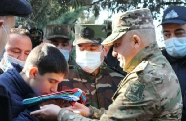 General şəhid polkovnikin övladının alnından öpdü - FOTO