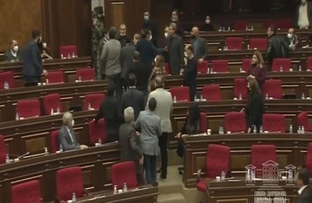 Ermənistan parlamentində dava: “Paşinyan Azərbaycanda animasiya filmlərinin qəhrəmanına çevrilib” - VİDEO
