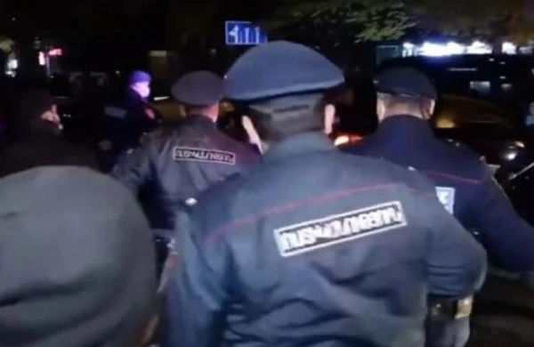 İRƏVAN QARIŞDI: Paşinyanın avtomobil kortejinin qarşısını kəsdilər - VİDEO