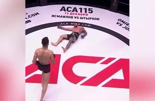MMA döyüşçüsü ayağı ilə rəqibinin başından vuraraq, onu nokauta saldı - VİDEO