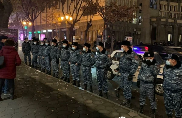 Ermənistan dağılır: Yollar bağlandı, həbslər başladı