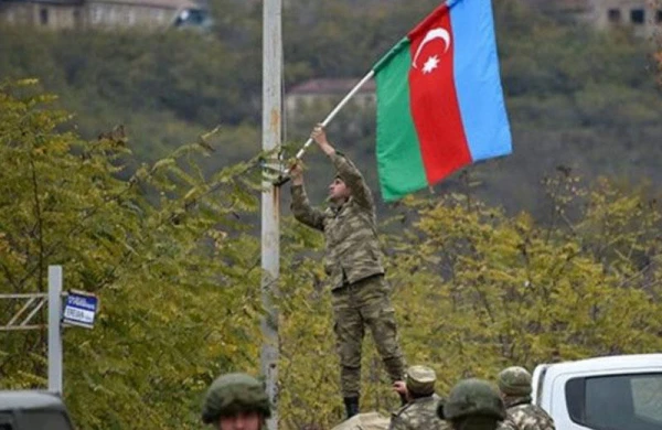 Azərbaycan hərbçiləri Laçın şəhərini bayraqla bəzədi - FOTO