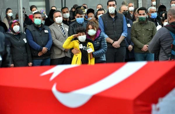 Ürək dağlayan görüntü! Şəhidin əmanəti dəfn bitənə qədər belə durdu