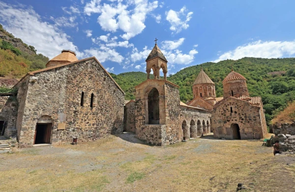 Xudavəngin dini varisləri geri qayıtdı - Monastra vaiz təyin olundu