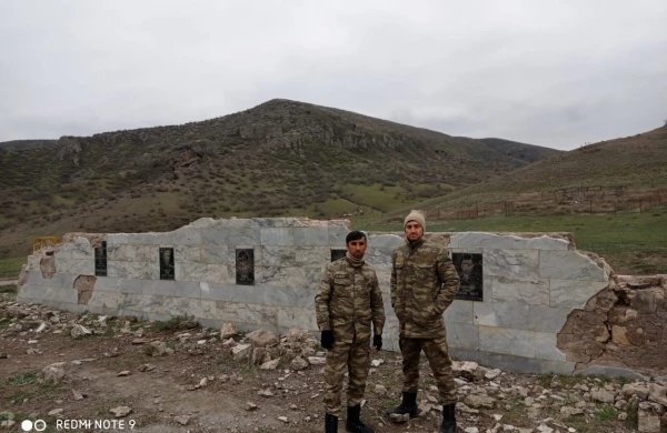 Könüllü olaraq orduya yazılan dostunu tək buraxmadı - Ucardan olan  iki əsgərin döyüş yolu