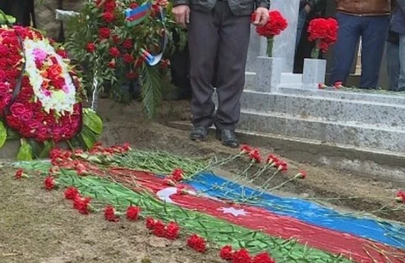 Sevdiyi qızın şəhidin məzarı üstündə yazdığı sözlər hər kəsi GÖZ YAŞINA BOĞDU - FOTO