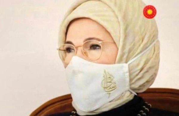 Əminə Ərdoğanın Azərbaycan səfərində diqqət çəkən məqam - Maskasına yazılan sözün mənası nədir? - FOTO