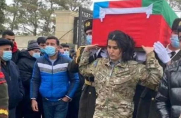 Çiynində Şəhid yükü daşıyan qadın... Reportaj