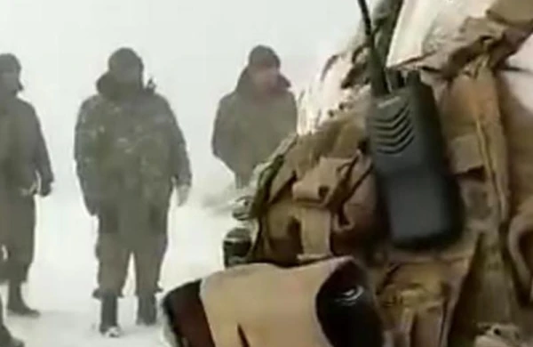 Армянские солдаты сдали оружие азербайджанским войскам - ВИДЕО