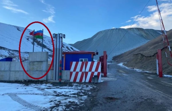 Görüntülər  erməniləri dəli  etdi - Mübahisəli ərazidə Azərbaycan və Türkiyə bayraqları yanaşı asıldı -  FOTO