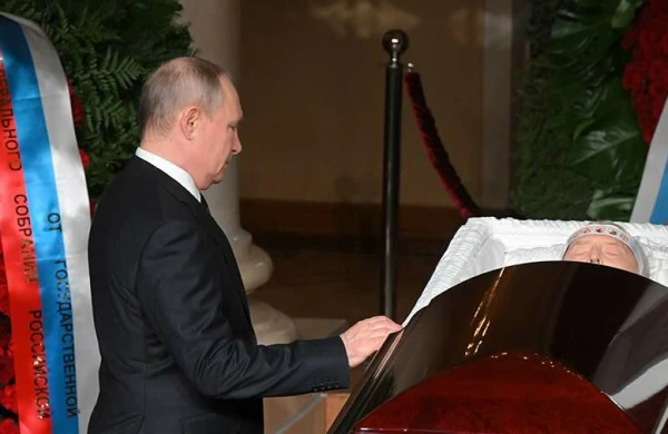 Putin Jirinovski ilə belə vidalaşdı - VİDEO