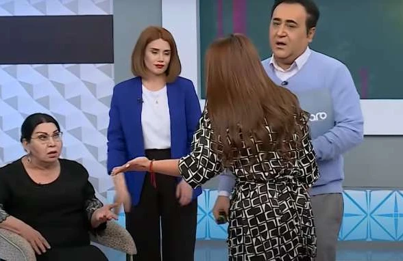 Canlı efirdə qırğın düşdü: Vəkillə müğənni...+VİDEO