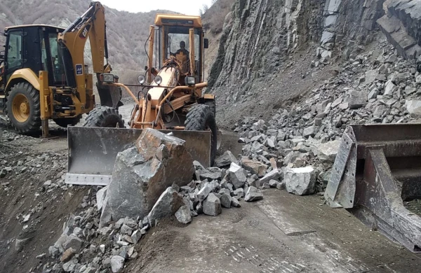 SON DƏQİQƏ: Azərbaycanda DƏHŞƏTLİ UÇQUN BAŞ VERDİ - YOLLAR BAĞLANDI