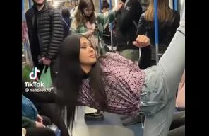 Metroda qızdan qəribə hərəkət - Hər kəs ona baxdı - VİDEO