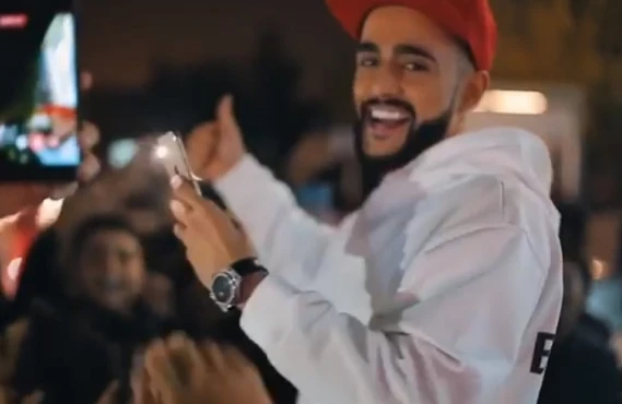 O bilir ki, izdihamı videoya çəksə reklamçılardan milyonlarla pul götürəcək - SORĞU