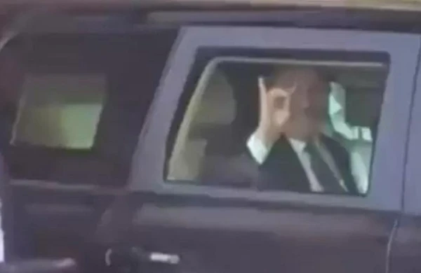 Çavuşoğlu etiraz edən ermənilərə “Bozqurd” işarəsi ilə cavab verib - VİDEO