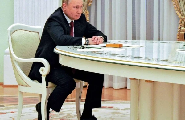 Putinin sevimli masasının qiyməti məlum olub – Fıstıq ağacından hazırlanıb