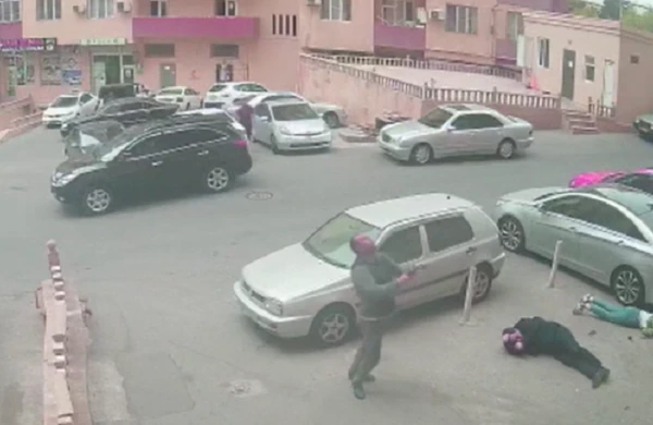 Bakıda məktəbli qız özünü binadan kişinin başına  belə atdı (18+VİDEO)