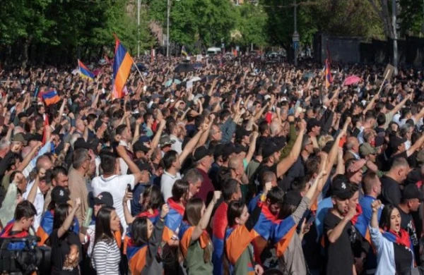 Ermənistan müxalifəti yenidən yürüşə başladı