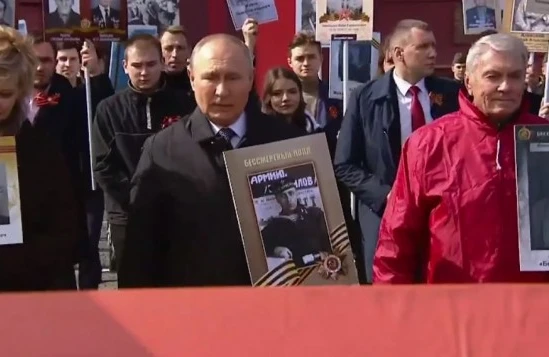 Putin yürüşə atasının fotosu ilə qatıldı - VİDEO