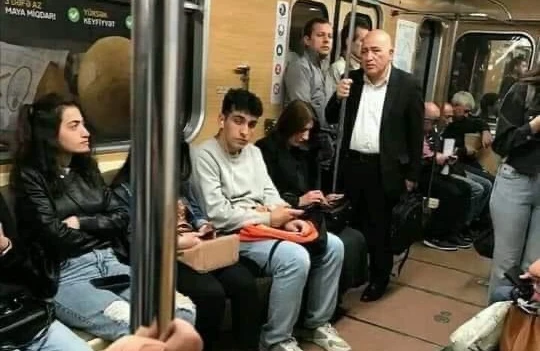 Azərbaycanın keçmiş Baş naziri metroda ayaq üstə qaldı - FOTO