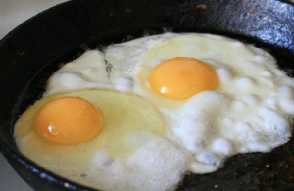 Səhərlər qızardılmış yumurta yeməyin