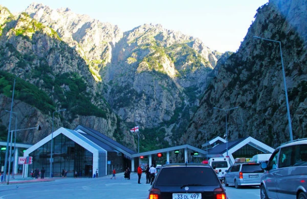 Rusiya Gürcüstanla quru sərhədini açdı
