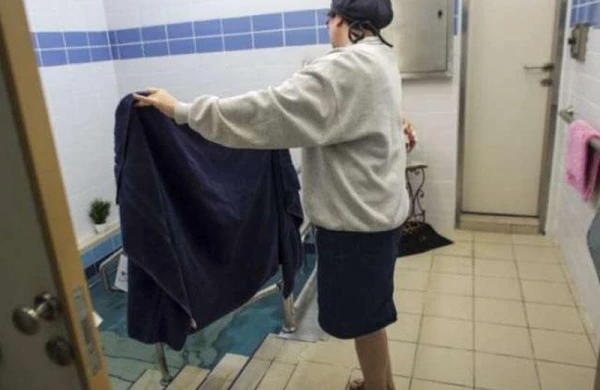 2 ildən sonra evinə qayıdan qadın heyrətə gəldi: Hamama girəndə... - FOTO