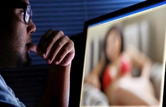 Qadın profili açan kişi qızının sevgilisi ilə tanış oldu: Görün sonda nə oldu - Şok hadisə