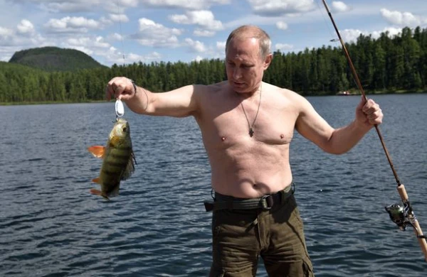 Vladimir Putin looks weak but it could be a smart move, says body language expert