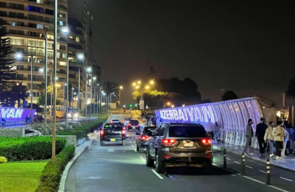 Perunun məşhur körpüsü Azərbaycan bayrağının rənglərində - FOTO