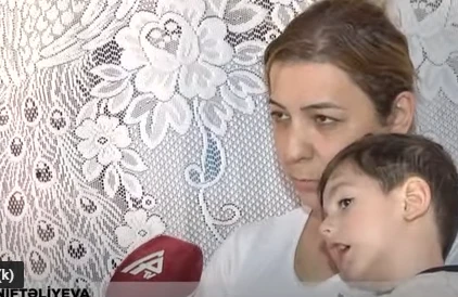 Övladına yardım üçün efirə çıxan qadına əxlaqız təklif etdilər - VİDEO