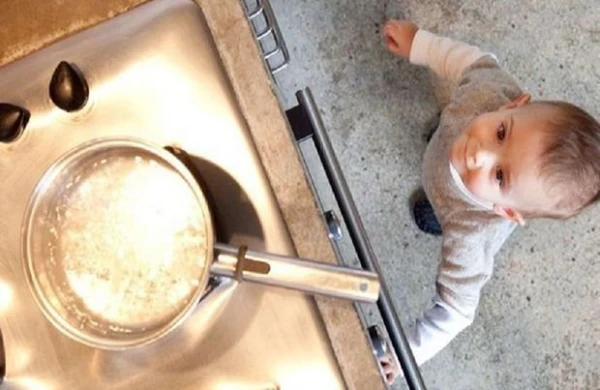 Cəlilabadda körpə uşağın üstünə qaynar su dağılıb