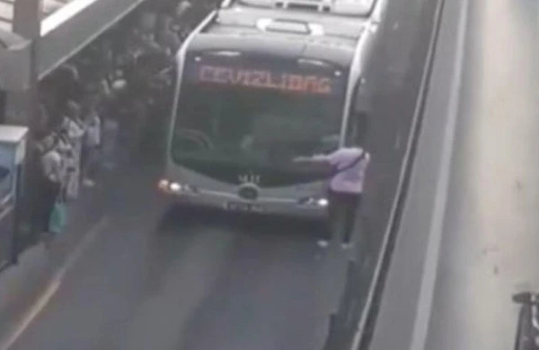 Qəzəbli sərnişin metrobusun yolunu kəsdi - VİDEO