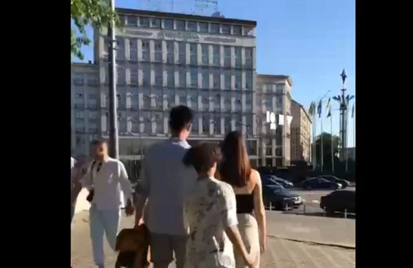 Küçədə gördüyü cütlüklərə elə şey etdi ki... - Qızların belinə... - VİDEO
