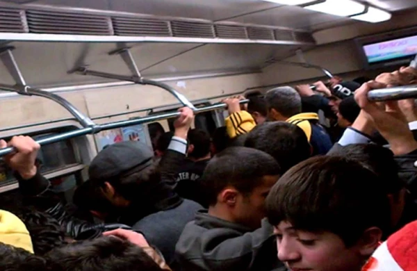 Bakı metrosunda əxlaqsızlıq - Sərxoş kişi qadına GÖRÜN NƏ ETDİ
