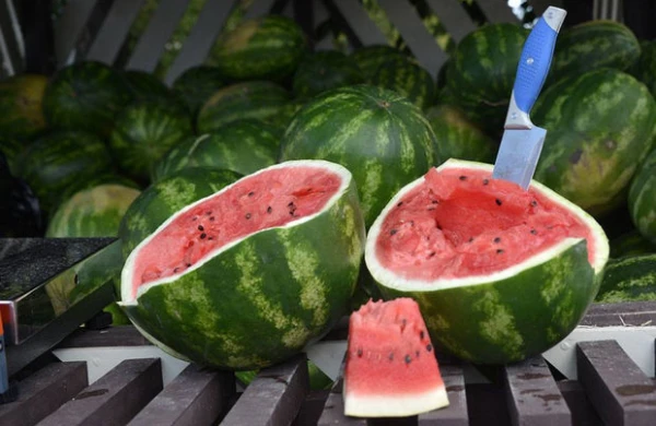 Как выявить высокое содержание нитратов в арбузе?