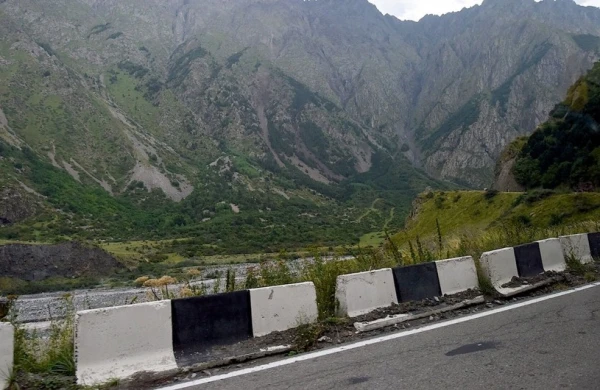 Ermənistanı Rusiya ilə birləşdirən yeganə quru yol bağlanıb